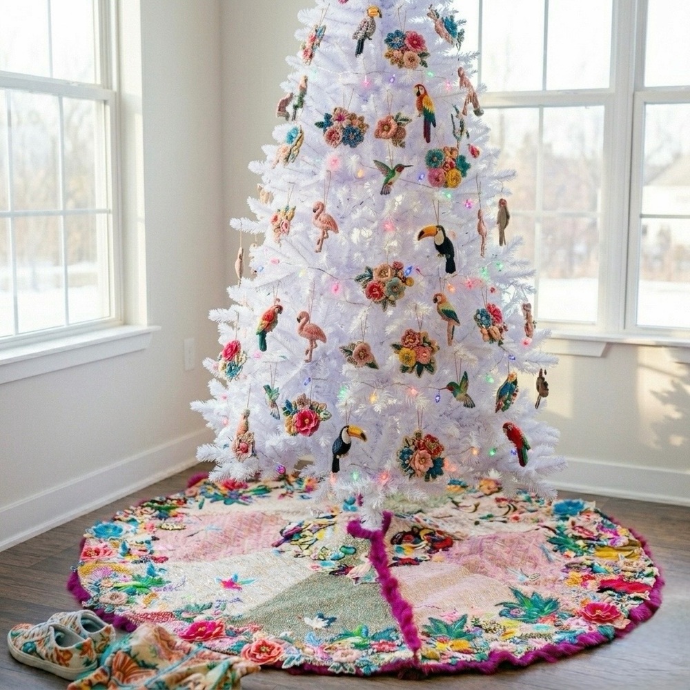 Glitterville studio Tree Skirt with Floral Appliqués Pink & Cream - Picture 4 of 14